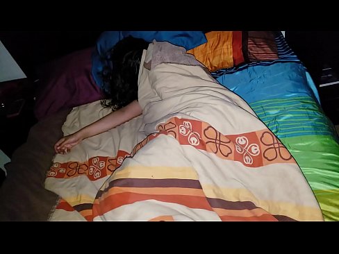 ❤️ Stiefson beréiert seng jonk Stéifmamm wärend hatt schléift. ☑ Häre Porno op lb.prendiporno.ru